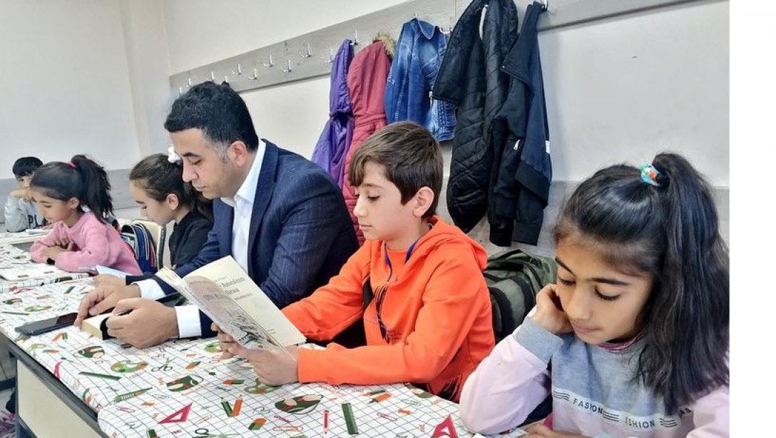 Kaymakamımız Aziz Gölbaşı, Urfa okuyor projesi kapsamında öğrencilerle kitap okudu 