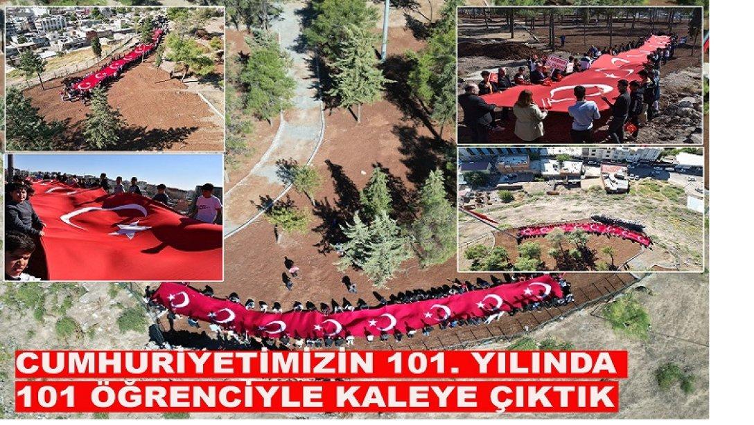 Siverek'te Cumhuriyetin 101. Yılında 101 Öğrenci Dev Bayrakla Kaleye Çıktı